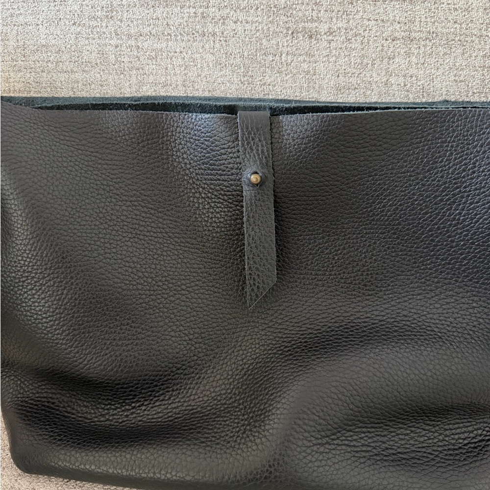Elegant Black Leather Crossbody Bag - Picture 4 of 15